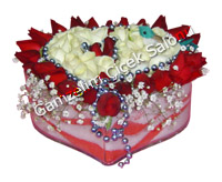 Cam Kalp içerisinde 45 adet kırmızı gülden oluşan, kırmızı ve beyaz kum süslemeli lilyum ve kazablanka  ile etkileyici bir çiçek. Hediye çiçeği.<br><img src=../UserMods/new.gif><img src=../UserMods/indirim.gif>