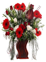 Cam vazo içerisinde beyaz Gül, Kırmızı Celberadan, beyaz Karanfil ve cipso dan oluşan gülü ve etkileyici bir çiçek arajmanı.<br><img src=../downloads/p.gif>