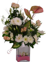 Cam vazo içerisinde Gala, Gül ve Beyaz Celberadan oluşan, eflatun taş süsleme ve çardak gülü ile etkileyici bir çiçek<br><img src=../UserMods/new.gif><img src=../UserMods/indirim.gif>