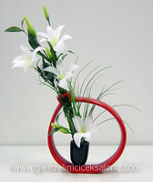 Dekoratif Seramik vazo içerisinde lilyum çiçek tanzimi.